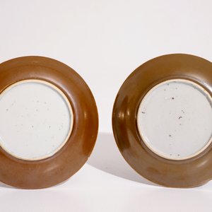 Twee dekselkommen en twee koppen met schotels in Chinees capucijner porselein, hierbij een Japanse Imari theepot, 18e eeuw — foto 4