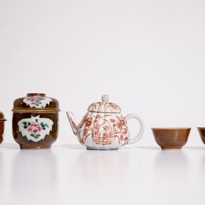 Twee dekselkommen en twee koppen met schotels in Chinees capucijner porselein, hierbij een Japanse Imari theepot, 18e eeuw — foto 5