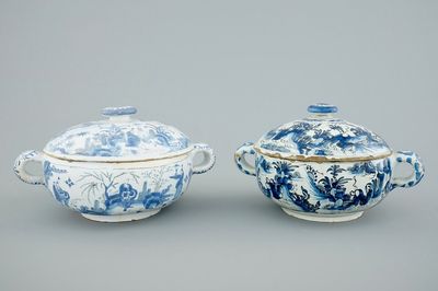 Twee Delftse blauw-witte bouillons met deksels, eind 17e eeuw