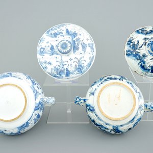 Twee Delftse blauw-witte bouillons met deksels, eind 17e eeuw — foto 7