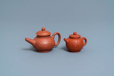 Twee Delftse theepotten met deksels in rood aardewerk, ca. 1700