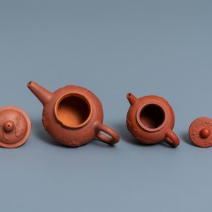 Twee Delftse theepotten met deksels in rood aardewerk, ca. 1700 — foto 6