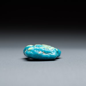 Twee Egyptische terracotta sculpturen, een bronzen sculptuur van Osiris en een turquoise-geglazuurd amulet, Late Tijd en Ptolemaïsche periode — foto 13