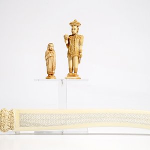 Twee figuren en een ajour bewerkt ivoren mes in ivoor, India en Nepal, 19/20e eeuw — foto 1