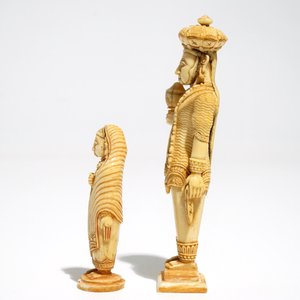 Twee figuren en een ajour bewerkt ivoren mes in ivoor, India en Nepal, 19/20e eeuw — foto 5
