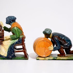 Twee figuren in Vlaams aardewerk, een tonnendrager en een spinster, wellicht Laigneil, 20e eeuw — foto 4
