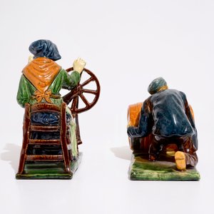 Twee figuren in Vlaams aardewerk, een tonnendrager en een spinster, wellicht Laigneil, 20e eeuw — foto 5