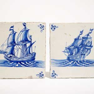 Twee fijne blauwwitte Delftse tegels met grote schepen, 17e eeuw — foto 1