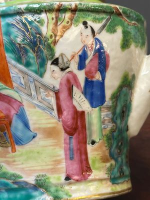 Twee fijne Chinese Canton famille rose theepotten, 19e eeuw — foto 12