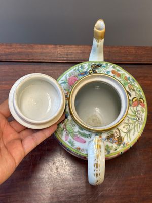 Twee fijne Chinese Canton famille rose theepotten, 19e eeuw — foto 23