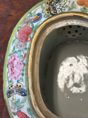 Twee fijne Chinese Canton famille rose theepotten, 19e eeuw — foto 8