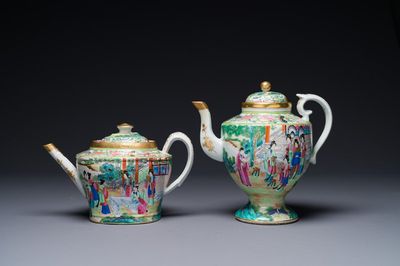 Twee fijne Chinese Canton famille rose theepotten, 19e eeuw