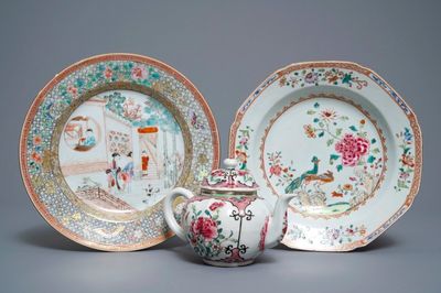 Twee fijne Chinese famille rose borden en een theepot met deksel, Yongzheng/Qianlong