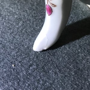 Twee fijne Chinese famille rose borden en een theepot met deksel, Yongzheng/Qianlong — foto 13