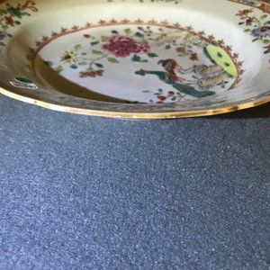 Twee fijne Chinese famille rose borden en een theepot met deksel, Yongzheng/Qianlong — foto 18