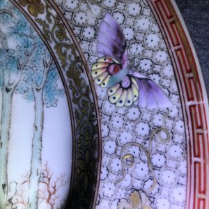 Twee fijne Chinese famille rose borden en een theepot met deksel, Yongzheng/Qianlong — foto 21