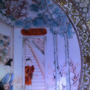 Twee fijne Chinese famille rose borden en een theepot met deksel, Yongzheng/Qianlong — foto 22