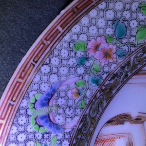 Twee fijne Chinese famille rose borden en een theepot met deksel, Yongzheng/Qianlong — foto 26