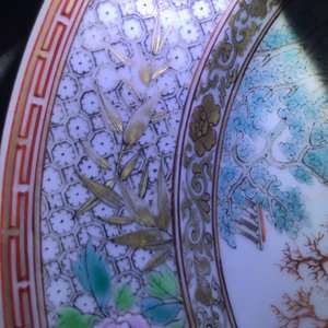 Twee fijne Chinese famille rose borden en een theepot met deksel, Yongzheng/Qianlong — foto 32