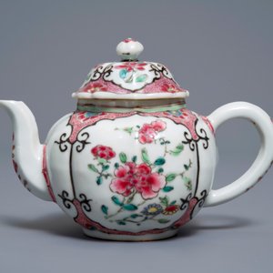 Twee fijne Chinese famille rose borden en een theepot met deksel, Yongzheng/Qianlong — foto 6