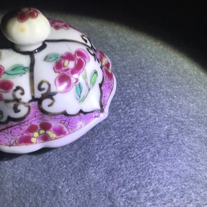 Twee fijne Chinese famille rose borden en een theepot met deksel, Yongzheng/Qianlong — foto 10