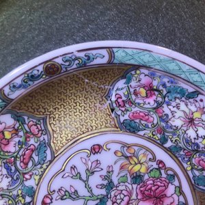 Twee fijne Chinese famille rose koppen en schotels, Yongzheng/Qianlong — foto 15