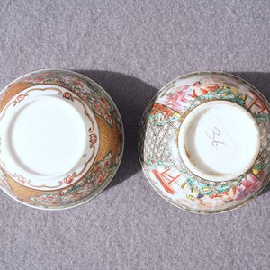 Twee fijne Chinese famille rose koppen en schotels, Yongzheng/Qianlong — foto 23