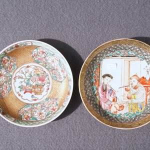 Twee fijne Chinese famille rose koppen en schotels, Yongzheng/Qianlong — foto 24