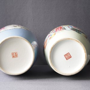 Twee fijne Chinese famille rose vazen, Qianlong merken, Republiek — foto 10