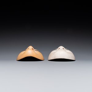 Twee fijne Japanse nō-maskers van 'Waka Onna' en 'Manbi', Meiji, 19e eeuw — foto 4