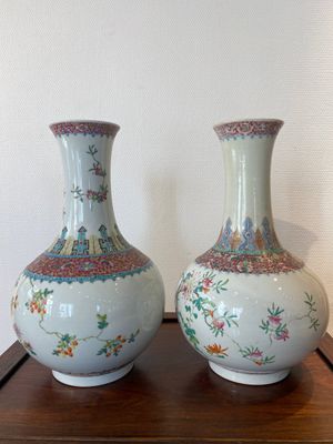 Twee flesvormige Chinese famille rose vazen, Hongxian merk, Republiek — foto 2