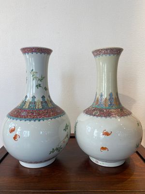 Twee flesvormige Chinese famille rose vazen, Hongxian merk, Republiek — foto 3