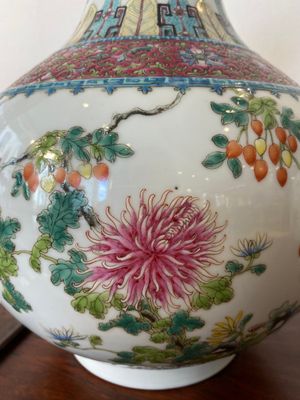 Twee flesvormige Chinese famille rose vazen, Hongxian merk, Republiek — foto 10