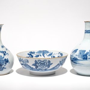 Twee flesvormige vazen en een kom in blauwwit Engels "Delfts", 18e eeuw — foto 1