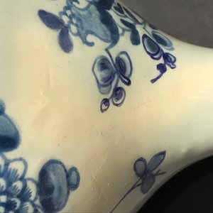 Twee flesvormige vazen en een kom in blauwwit Engels "Delfts", 18e eeuw — foto 12