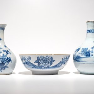 Twee flesvormige vazen en een kom in blauwwit Engels "Delfts", 18e eeuw — foto 2