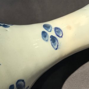Twee flesvormige vazen en een kom in blauwwit Engels "Delfts", 18e eeuw — foto 10