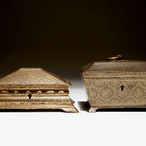 Twee fraaie Anglo-Indische metalen kistjes met verguld floraal decor, 18/19e eeuw — foto 2