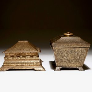 Twee fraaie Anglo-Indische metalen kistjes met verguld floraal decor, 18/19e eeuw — foto 3
