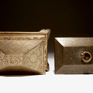 Twee fraaie Anglo-Indische metalen kistjes met verguld floraal decor, 18/19e eeuw — foto 6