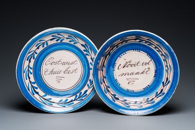 Twee Friese spreukschotels in blauw-wit en mangaan, Makkum, 1e helft 19e eeuw