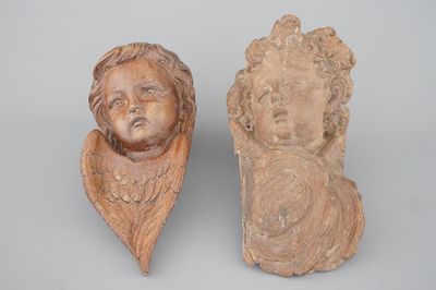 Twee gesculpteerde houten engelenkoppen, 18e eeuw