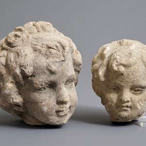 Twee gesculpteerde zandstenen engelenkopjes, mog. Frankrijk, 17e eeuw — foto 1