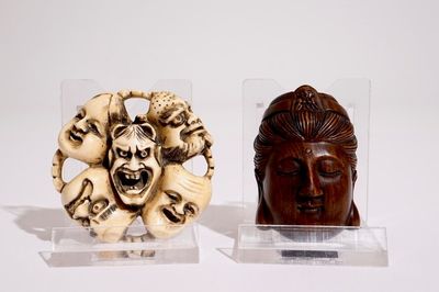 Twee gesigneerde Japanse netsuke in hout en ivoor, Meiji of Taisho, 19/20e eeuw