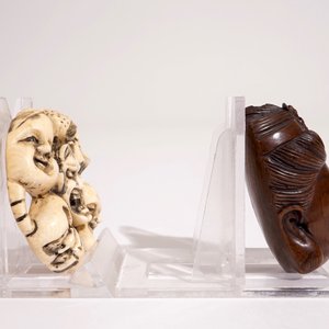 Twee gesigneerde Japanse netsuke in hout en ivoor, Meiji of Taisho, 19/20e eeuw — foto 2
