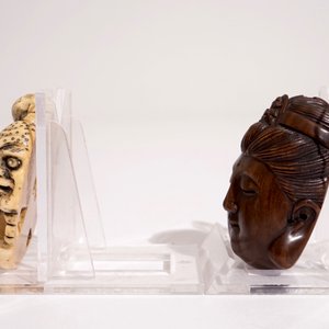 Twee gesigneerde Japanse netsuke in hout en ivoor, Meiji of Taisho, 19/20e eeuw — foto 4