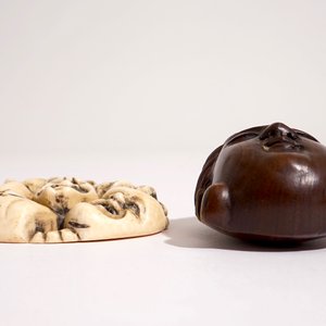 Twee gesigneerde Japanse netsuke in hout en ivoor, Meiji of Taisho, 19/20e eeuw — foto 5