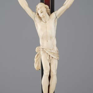 Twee gesneden ivoren corpussen op ebbenhout en schildpadfineer, crucifix 18/19e eeuw — foto 3