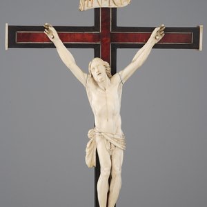 Twee gesneden ivoren corpussen op ebbenhout en schildpadfineer, crucifix 18/19e eeuw — foto 4