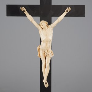 Twee gesneden ivoren corpussen op ebbenhout en schildpadfineer, crucifix 18/19e eeuw — foto 5